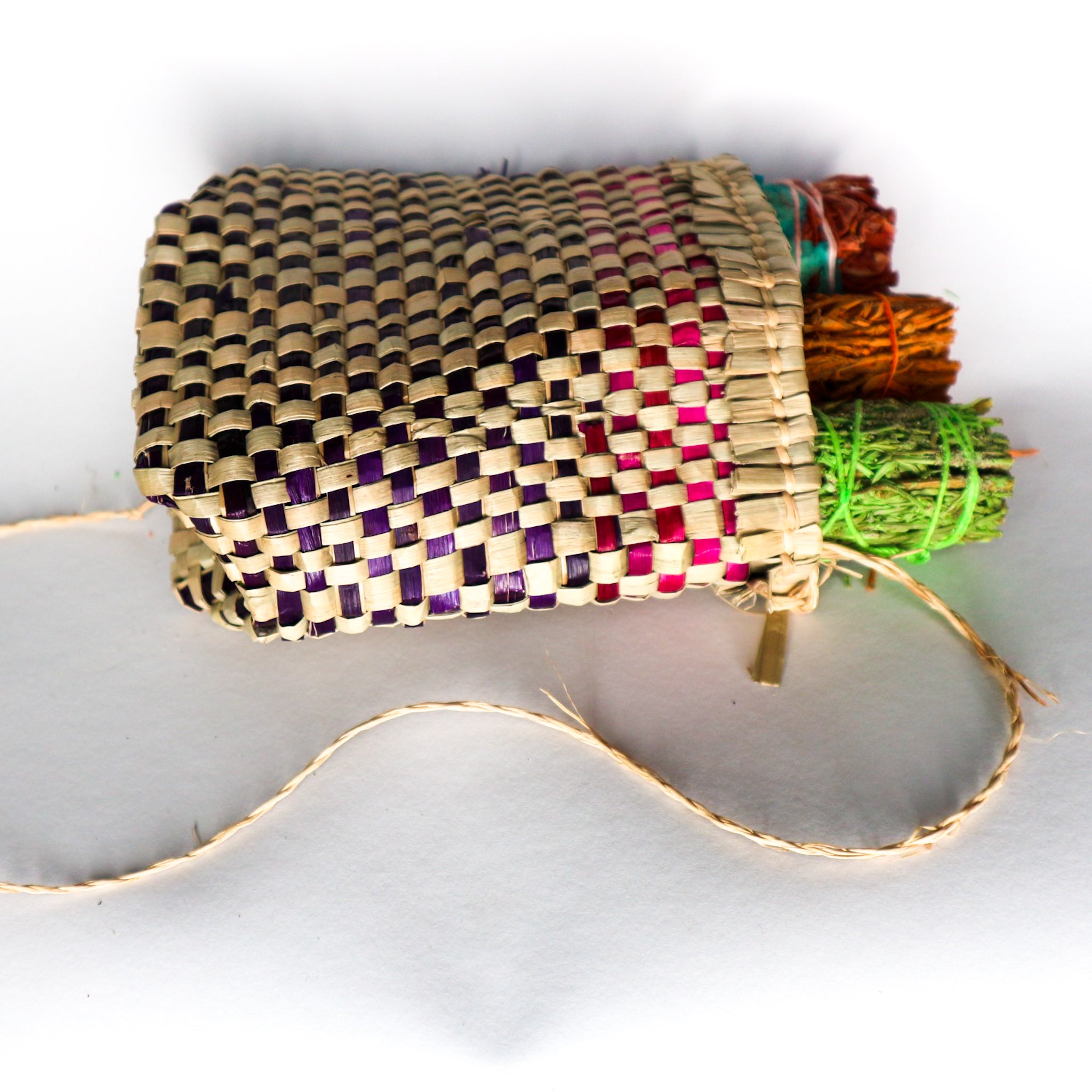 Patchouli-Räucherwerk, Drachenblut-Blumen, Sandelholz-Räucherwerk im traditionellen Beutel