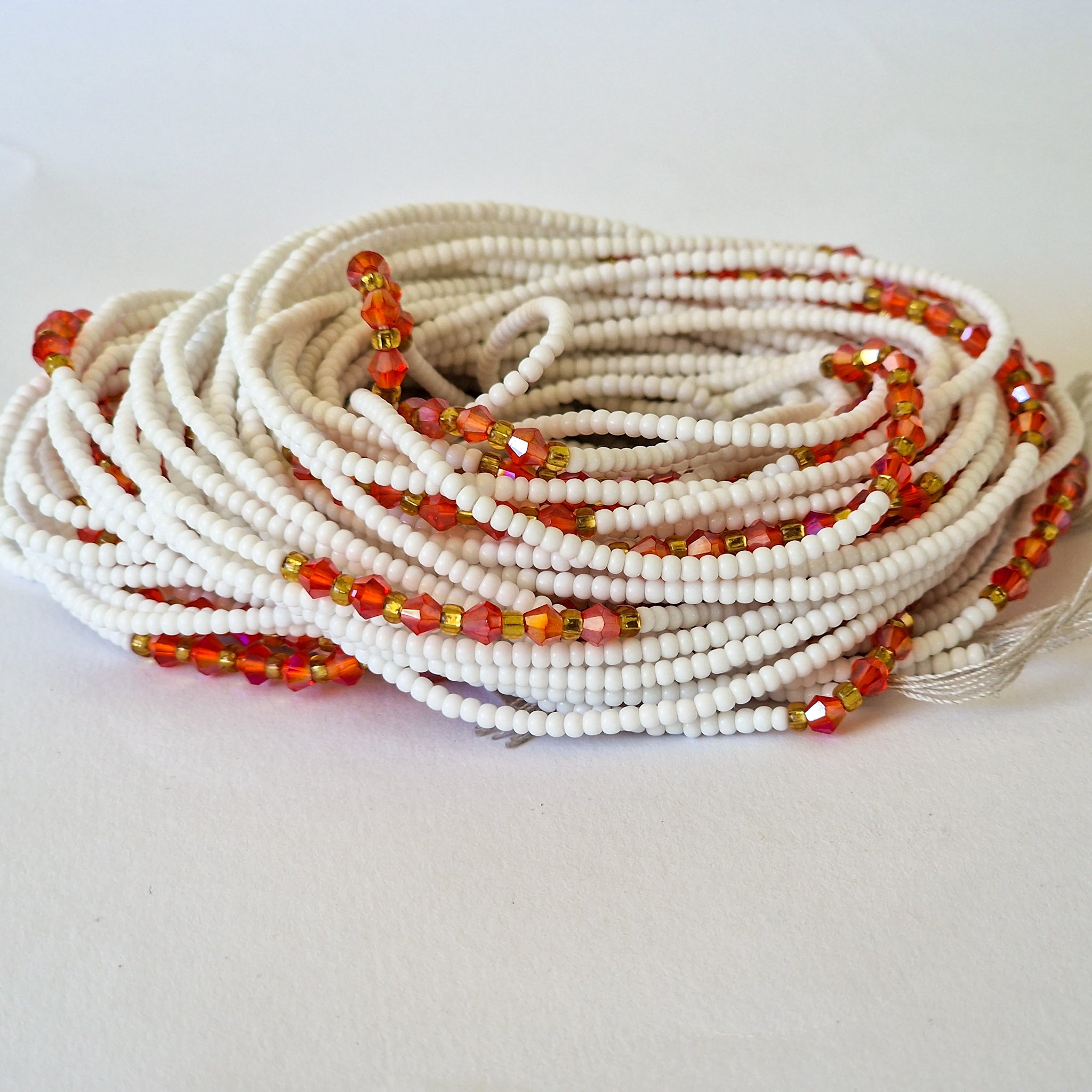 Wit, rood & goud taillekralen